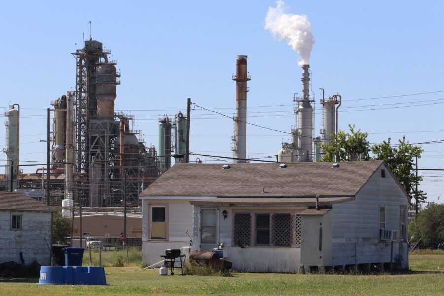 A Citgo refinery fumes behind a home in Hillcrest, Corpus Christi. Credit: Dylan Baddour/Inside Climate News