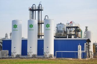Linggas tanks have begun capturing and purifying waste nitrous oxide gas from the Henan Shenma Nylon Chemical Company in central China. Credit: Geng Xue, Linggas