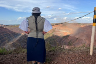 Blanca Chancosa, juíza do Tribunal Internacional dos Direitos da Natureza e líder indígena equatoriana, examina parte da maior mina de minério de ferro do mundo, de propriedade da gigante brasileira de mineração Vale, em 23 de julho de 2022. Crédito: Katie Surma